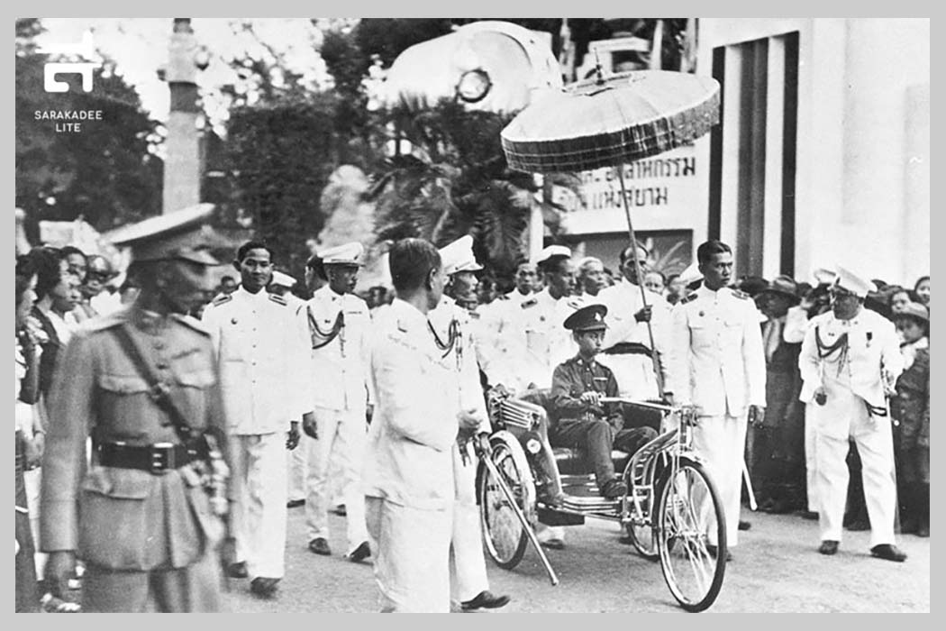 พระบาทสมเด็จพระเจ้าอยู่หัวรัชกาลที่ 8 เสด็จทอดพระเนตรงานฉลองรัฐธรรมนูญ ณ วังสราญรมย์ วันที่ 8 ธันวาคม 2481 ภาพ : ส.พลายน้อย ตีพิมพ์ในนิตยสารสารคดี