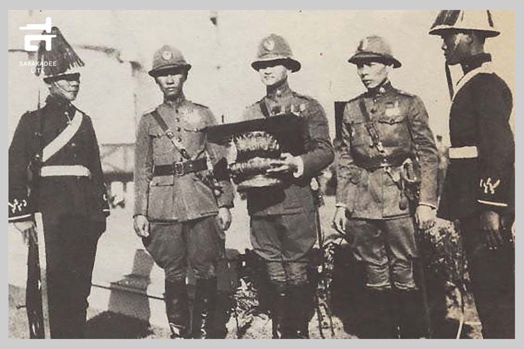 ทหารเชิญพานรัฐธรรมนูญ ฉบับปี 2475 ภาพ : หอจดหมายเหตุแห่งชาติ ตีพิมพ์ในนิตยสารสารคดี