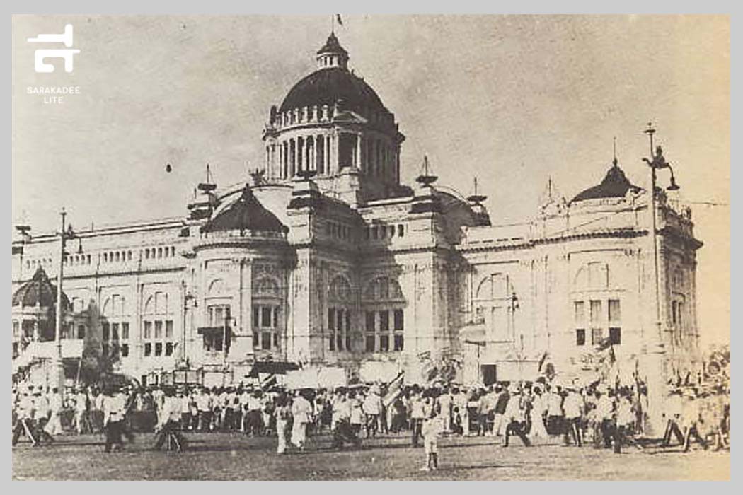 ประชาชนเข้าชมรัฐธรรมนูญแห่งราชอาณาจักรสยาม พ.ศ. 2475 ประดิษฐานอยู่ในกระโจมที่สนามหญ้า หน้าพระที่นั่งอนันตสมาคม ภาพ : หอจดหมายเหตุแห่งชาติ ตีพิมพ์ในนิตยสารสารคดี