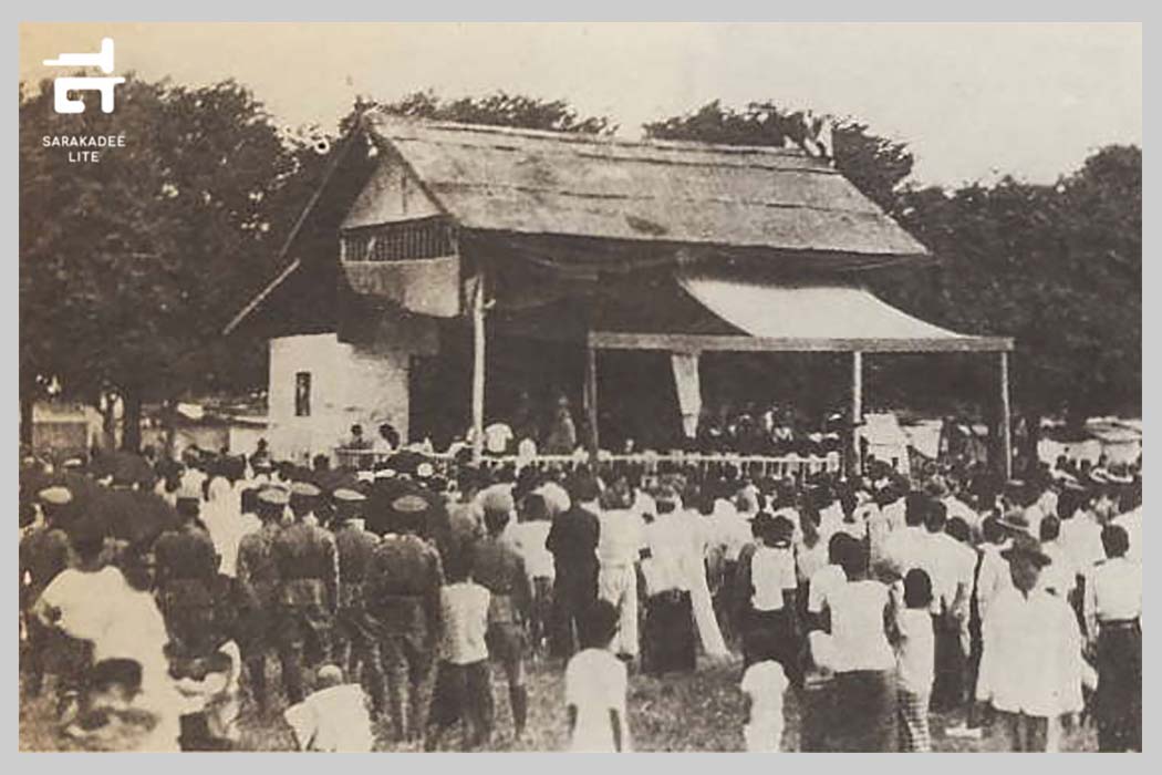 โรงเพลงเรือของนายอ๊อด ตั้งอยู่กลางท้องสนามหลวง ในงานฉลองรัฐธรรมนูญปี 2475 ภาพ : หอจดหมายเหตุแห่งชาติ ตีพิมพ์ในนิตยสารสารคดี