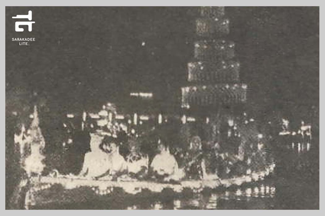 เรือจากกองทัพเรือคว้ารางวัลที่ 1 ในการประกวดเรือไฟที่สระน้ำสวนลุมพินีในวันฉลองรัฐธรรมนูญ